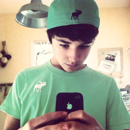 Moi c'est Tom, 16 ans. Je suis américain. On ne se connait pas, mais je sais que tu m'aimes déjà. ♥ Follow back ou j'unfollow. ♥

Sur ton écran.