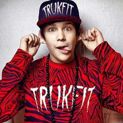 I'm on vacation right now, I'm 15-07-13 back. - Helloo, I'm tweeting about Austin, because he is perfect, all mahomies FOLLOW ME ! I love u guys.