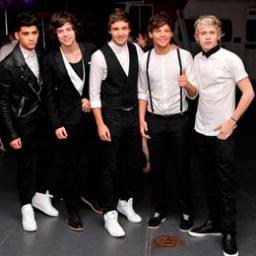Instagram: Yesenia Vázquez Aguilar
... Soy Directioner,JCat,Lovatic y muchos mas