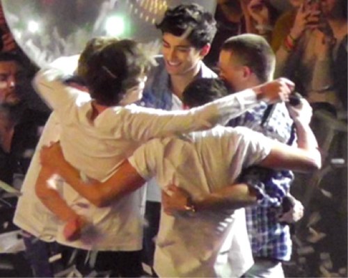 We tried not to fall in love with One Direction, But it was impossible ! 1D has changed our life! Co-aacount @leen_roz & @rimabilalazzam #1Dfamily #f4f