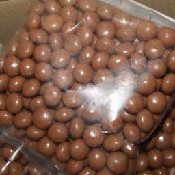 menyediakan berbagai macam cokelat kiloan harga paling murah!