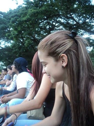 21 años - Estudiante de Derecho, Amante de los dulces, honesta, y soñadora compulsiva. :) Sígueme y con gusto te sigo de vuelta.