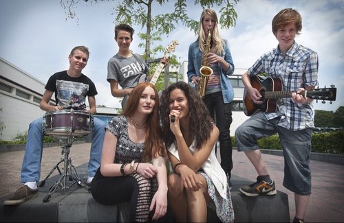 Schooland van het CCE met de bandleden @kusjexxxanouk @corwindekanter @amberrrmeijer @XDbram