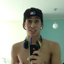 Filhooo de Deus,Jogadoor e Amantee do Futebool  e mlk Piranha Por Naturezaaa !! Guerreiro de cristo http://t.co/0YI1h0koww