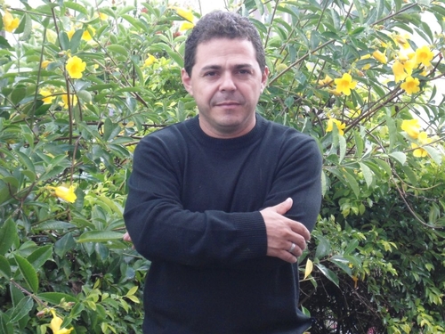 Escritor, poeta e letrista piauiense (1973). Autor dos livros O PERCURSO DAS HORAS (Edição do autor, 2012)e TERRA INTERMINÁVEL (Aliança, 2013).