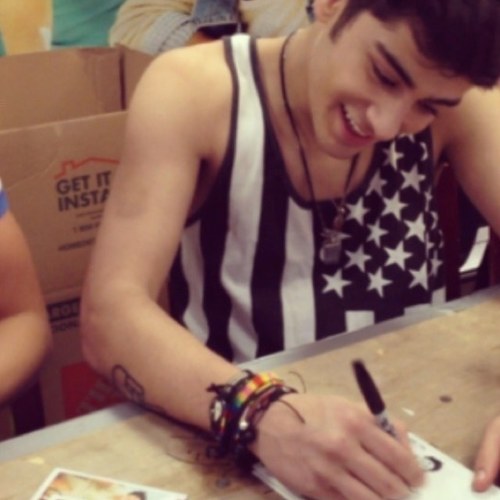 1ds_hipthrust's profile picture. 5 insanely hot guys stole my life and won't give it back. 0/5 gang. @applebees follows ✌