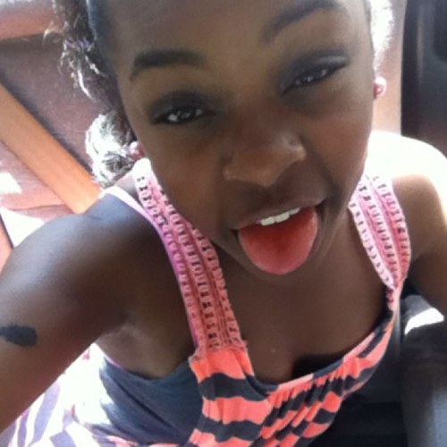 Im short
.shawtay
I keep it real
And im single
.looking for the right 3
