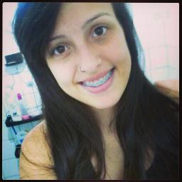 A menina do cabelo com californiana , olhos castanhos claros , sorriso com aparelho mais ao mesmo tempo perfeito , como nariz furado , corpo razoável ,e feliz !