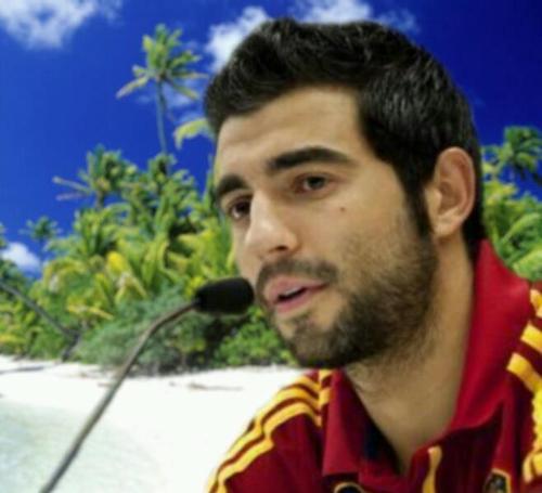 PARODIA. Campeon de una Eurocopa y un Mundial sin jugar ni un solo minuto. Cobro millones por jugar a la PSP en el banquillo.