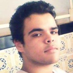 Menino de riso fácil. Gosta de olhar no olhos. Bem no fundo deles. Já se iludiu muito, mas hoje resolveu encarar a verdade.