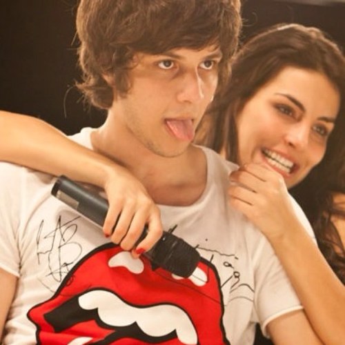 Nos Teus sorrisos encontrei uma razão para Jamais deixar de sonhar, No Brilho dos teus olhos encontro cada vez mais um motivo para te amar! ❤ @ChayLeao