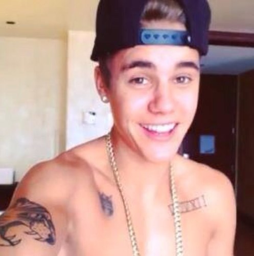 [J][U]st love thi[S] perfec[T], [I]ncredible boy from Ca[N]ada :) #Swiftie #belieber