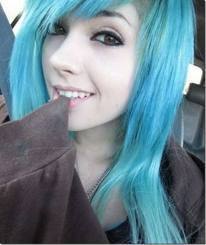 Adorooo rock,sou uma garota solteira pinto meu cabelo de varias cores,mas a que eu mais adoro e AZUL *-*