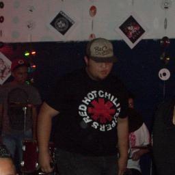 vocalista ,19 anos.fã de muito rock n roll, all that remains ,iron maiden,metallica.green day, e por ai vai me sigam ^^