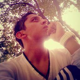 Soy un tipo sencillo sin llegar a ser simple; y mi escencia, ser natural sin ser vacio ni superficial..