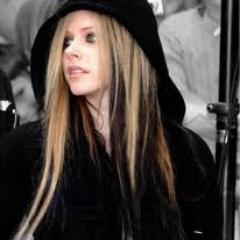 I'm new to Luna Bay. One party and I have vampires after me.. I'm a vampire bitch! 18+ Rp only. #OurTribe