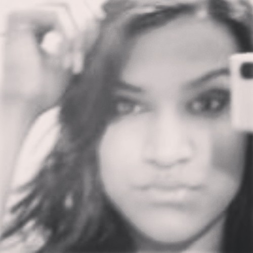 Alegre ,divertida ,adora  moda ,  musica  , as vezes  marrenta  mais  de  bem com a  vida . .