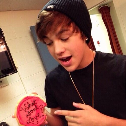 Please follow my new account (: @PizzaFaux