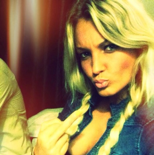 Mon idole? @Aureofficiel. Son parcours est un exemple pour moi! Son homme est parfait: @Benjaminoff!! Alors crevette vis sa vie et elle fuck les avis❤❤❤❤❤