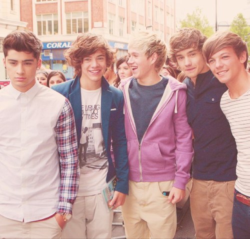 15 years old i love one direction ,taylor swift,little mix ,Ariana grande so so much , directioner 4ever ,1D make me always happy
They are changed my life