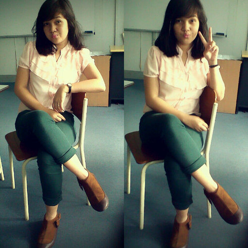 I was born on Aug. 23, 1995, ♥jesus christ, family,  my darling bunny| I like to hear music, and dance|Banking and finance (Politeknik negri medan)