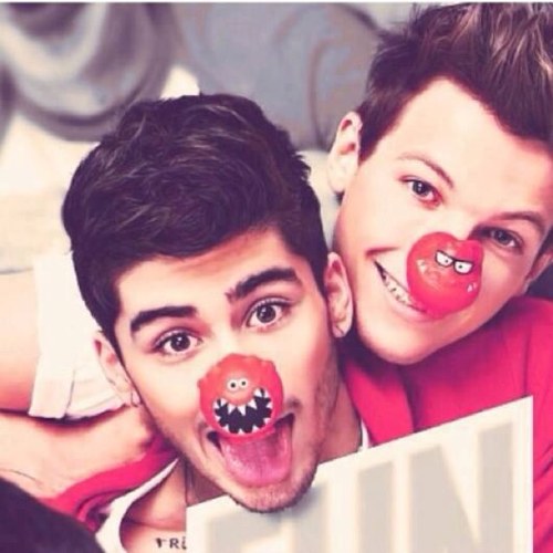 Hi, I'm Virginia. I think that One Direction is the better band in this world. I love they!❤ And I like Justin Bieber and Austin Mahone❤ FOREVER DIRECTIONER!:-*