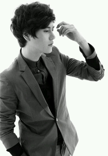 안녕하세요저는슈퍼주니어규현입니다. I'm Kyuhyun (bot not real) I know Thai , Eng , japanese