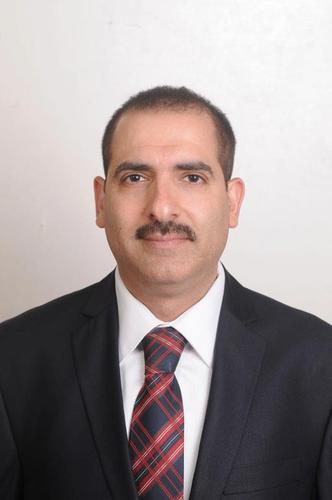 أستاذ و كاتب.
