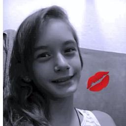 Amooo chocolate, pizza, adoro estar perto dos meus amigos e etc..