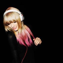 Look at Taylor SMILE, It's something all Swifties would do for her. When she smiles, we smile with her. When she cries, we cry with her.