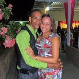 Amo primeiramente ao meu Deus que me fez que morreu por mim, amo muito minha família e meu esposo querido, adoro passear, cantar e fazer compras!!