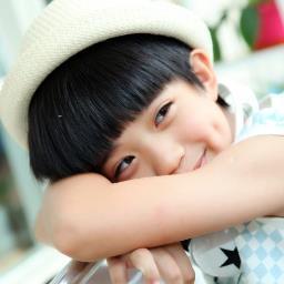 อันยองฮะ ผมคิม จีซอง ลูกชายตัวแสบของป่ะป๊า @yesungboth_y กับ หม่าม๊า @KRWook_Peace และ น้องชายของนูน่า @Kim_Jibo411 เป็นตัวแสบประจำวายสไตล์และโมบิทฮับ #ยืมเมจ