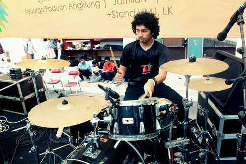 A gentlemen will walk, but never run.
Music is my life