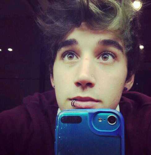 LUKE BROOKS IS FUCKING SEXY! met janoskians 29/6/2013 hugged them 29-6-13 Xx  :D
