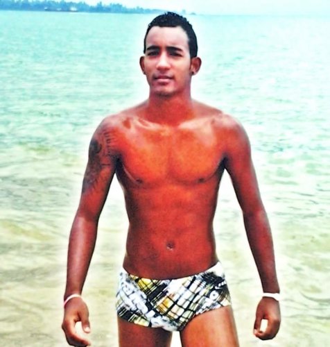 Amo futebol, gosto de sair,  curto praia .