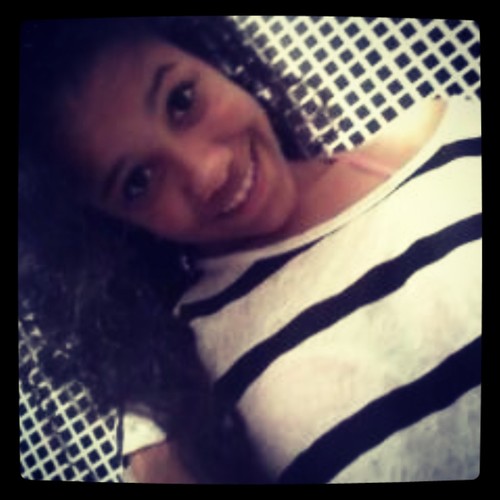 Sou romantica, carente educada, doce, intensa  agora me provoca  que eu te mostro meu lado atrevida,vingativa e cruel ;)