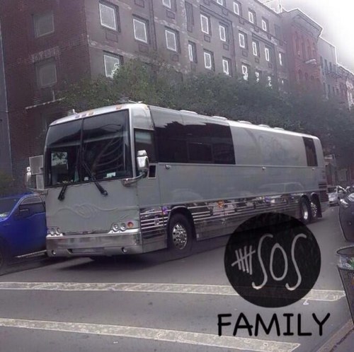 I'm not your average bus, sometimes I have @5sos inside of me, I would like to be a unicorn one day.