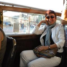 Çok gül,çok yaşa, severek ve hissederek, düşünerek ve üreterek, amaç ve hayalle, seçerek ve cesaretle, ve de kendi felsefenle İNSAN gibi yaşa.