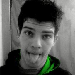 tenho 17 anos, gosto de sair com os amgs, faze fulia, e aproveita essa coisa q se chama vida de um jeito bem divertido..... :D