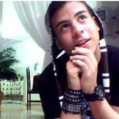 me gustan lartes escenicas, amo actuar, cantar y modelar,me gusta la fama, y tener muchos friends...xd.....actualmente soy actor de teatro