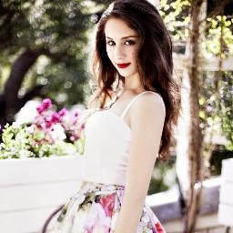 Ariana Lewis./ Soy vidente, lo que quiere decir que sé lo que eres./¿Tienes Miedo? Todavía puede ser peor. / 22 años de videncias/