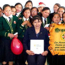 Selmira CRUZ GÓMEZ, natural de Juliaca, Maestra de profesión. Su mayor pasión la Educación. Ama a su madre, a sus hijos y estudiantes.