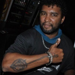 Dj com domínio em diversas tonalidades musicais, ma especificamente em Hip-Hop.