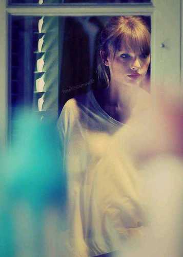 Till Taylor's music grabs my hands