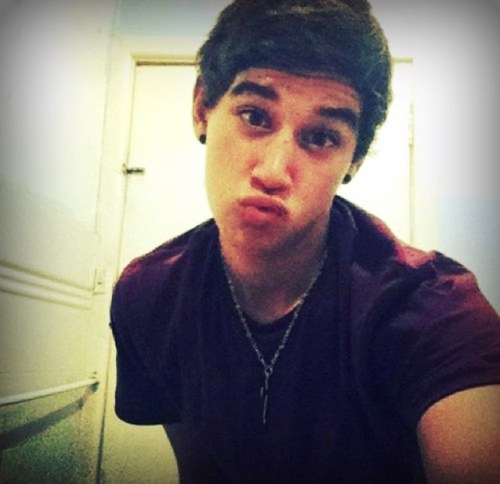 Free follow just because. Dont follow this account, follow @calmlinson, and i'll follow back over there.(:
