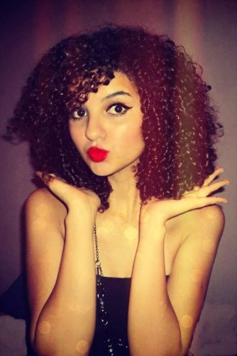 ♥ ♥ ♥ I am just a litle girl in a big world ...! I try to find my way everyday in the middle of this fuzz and cruelty !