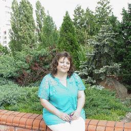 Мгновенья жизни слишком коротки!
Она уходит быстро, безвозвратно…
И мы не можем написать черновики,
Чтобы прожить все правильное завтра.