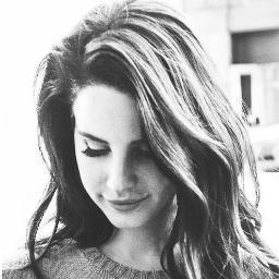 La mejor curva de una mujer es su sonrisa.