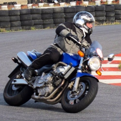 Todo lo que sea propulsado me gusta. Motocicletas especialmente, no conozco nada mas excitante, bueno algo mas... En proceso de electrificación automotriz.