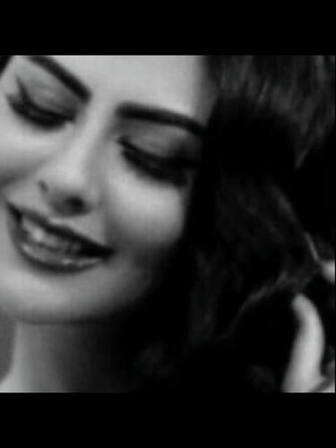 أغليك ماهي قلم شاعر ولاريشة رسام هذي حقيقة قلب بالحيل يحبك